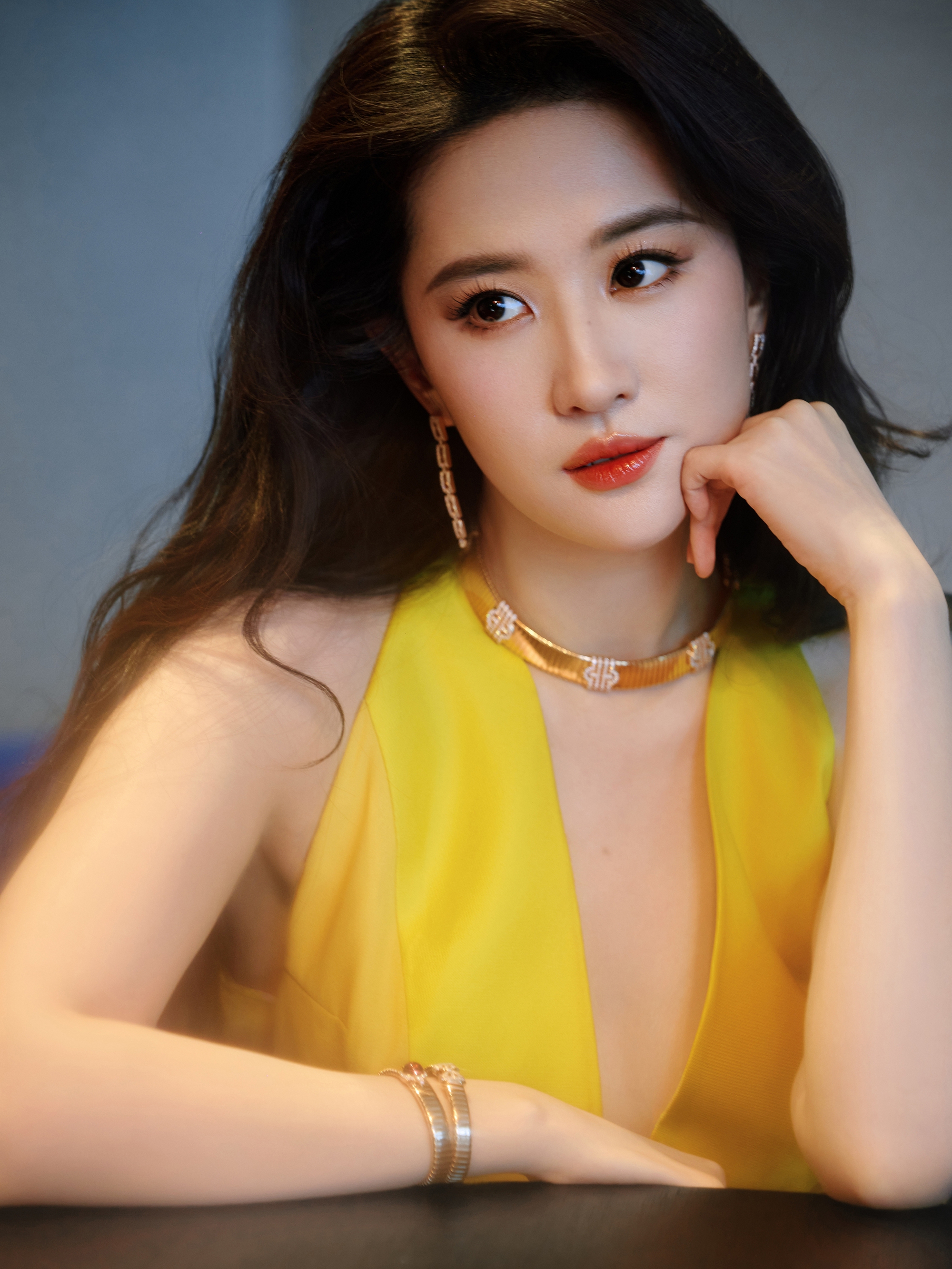 Mỹ nhân sở hữu &quot;bóng lưng đẹp nhất Trung Quốc&quot; có học vấn bất ngờ, tuổi U40 giàu đến nỗi xây biệt thự để nuôi 20 con mèo hoang- Ảnh 4.