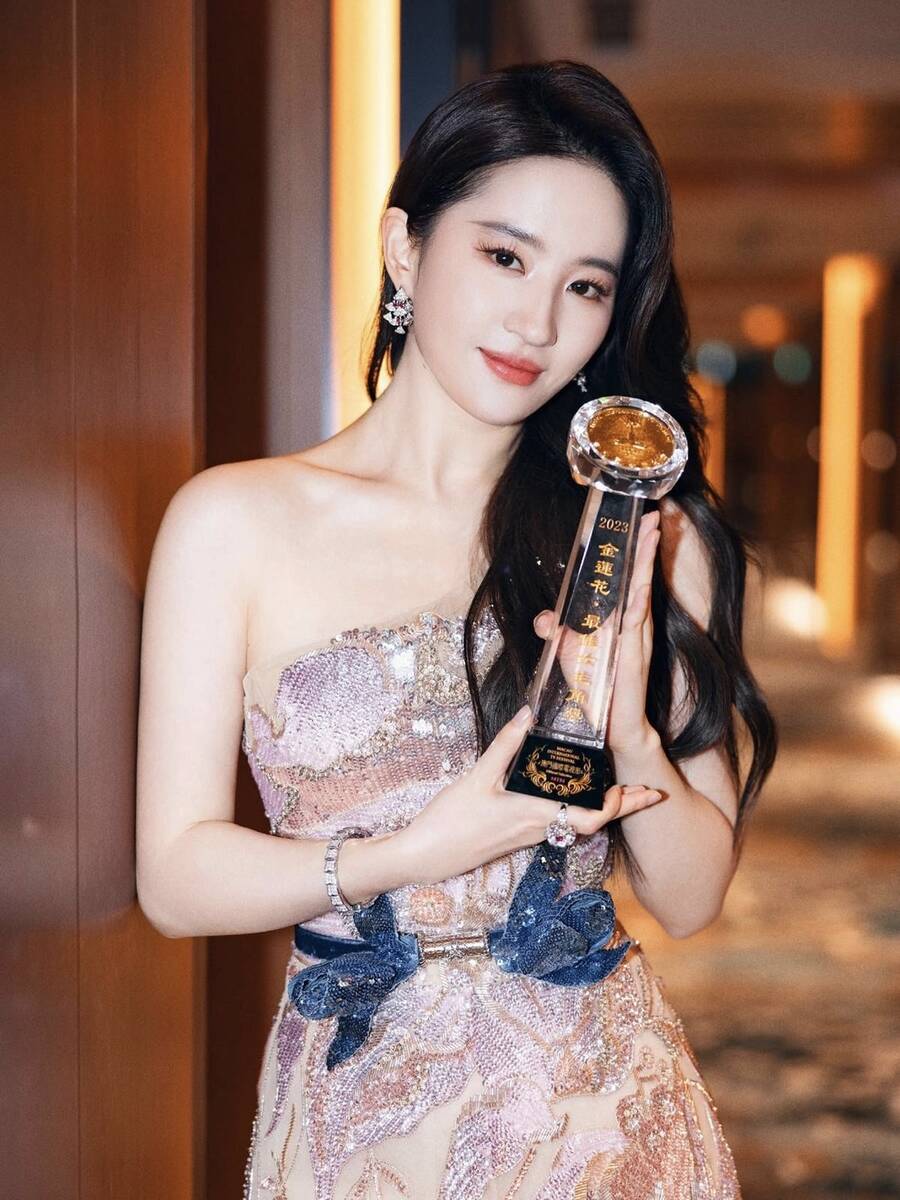 Mỹ nhân sở hữu &quot;bóng lưng đẹp nhất Trung Quốc&quot; có học vấn bất ngờ, tuổi U40 giàu đến nỗi xây biệt thự để nuôi 20 con mèo hoang- Ảnh 5.