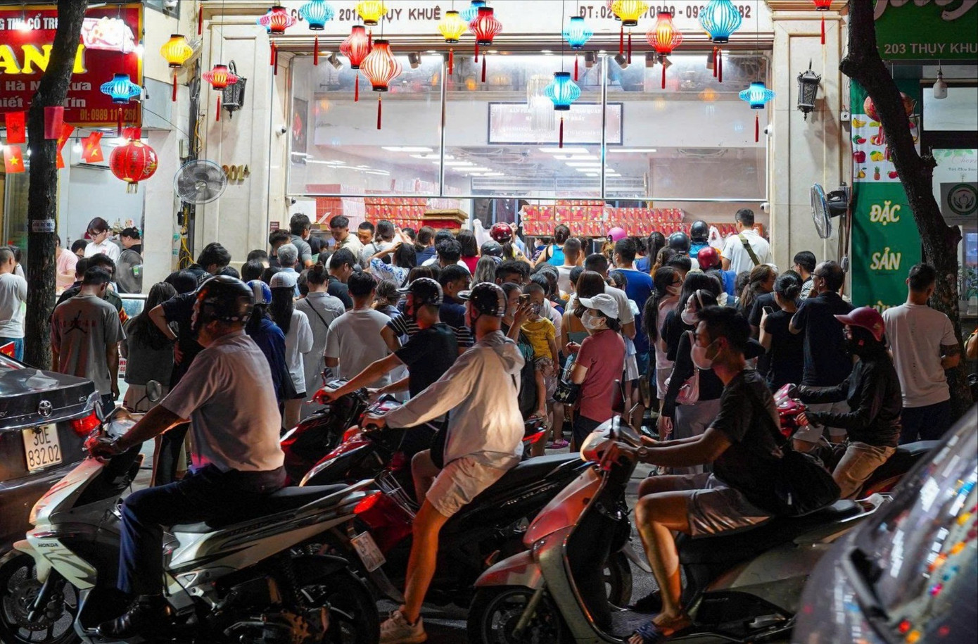 Hà Nội: Đông nghịt người xếp hàng mua bánh trung thu - Ảnh 1.