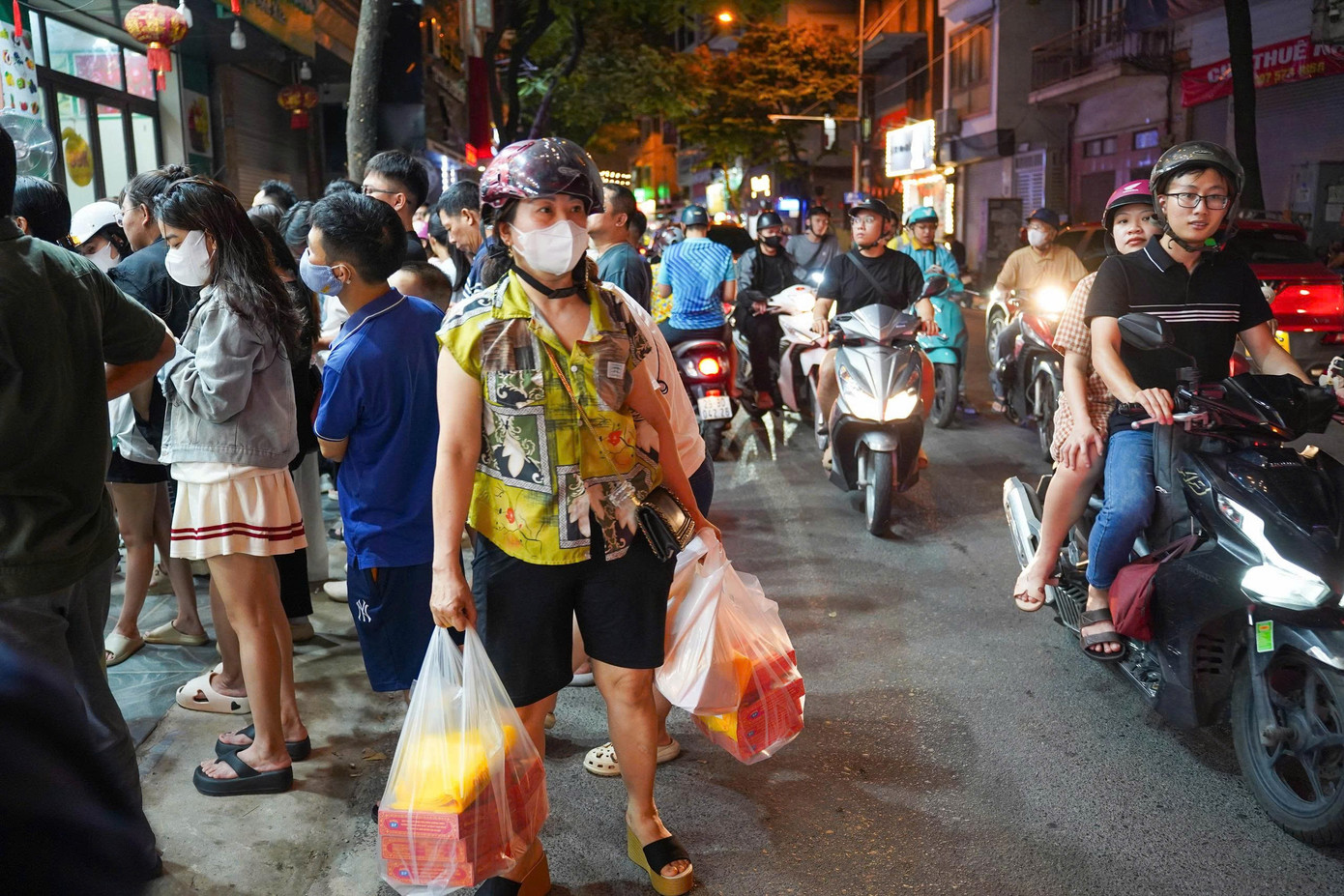 Hà Nội: Đông nghịt người xếp hàng mua bánh trung thu - Ảnh 9.
