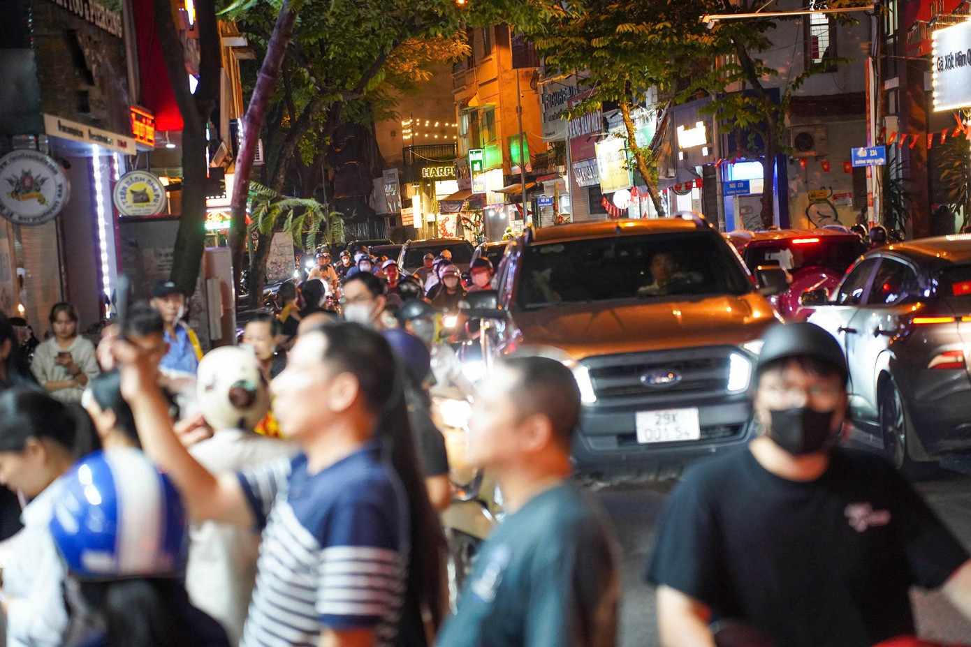 Hà Nội: Đông nghịt người xếp hàng mua bánh trung thu - Ảnh 2.