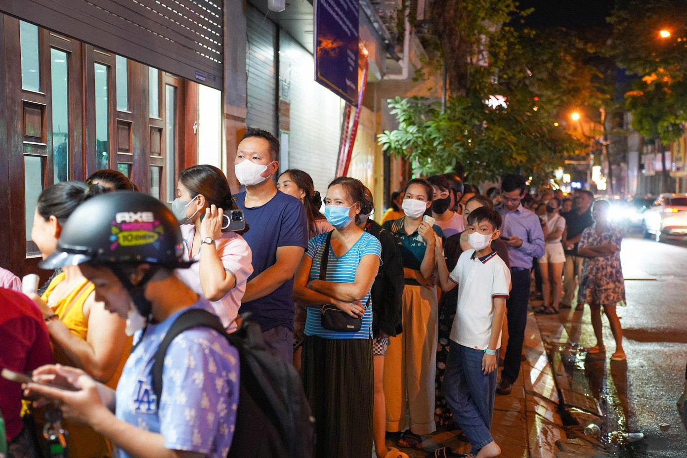 Hà Nội: Đông nghịt người xếp hàng mua bánh trung thu - Ảnh 3.