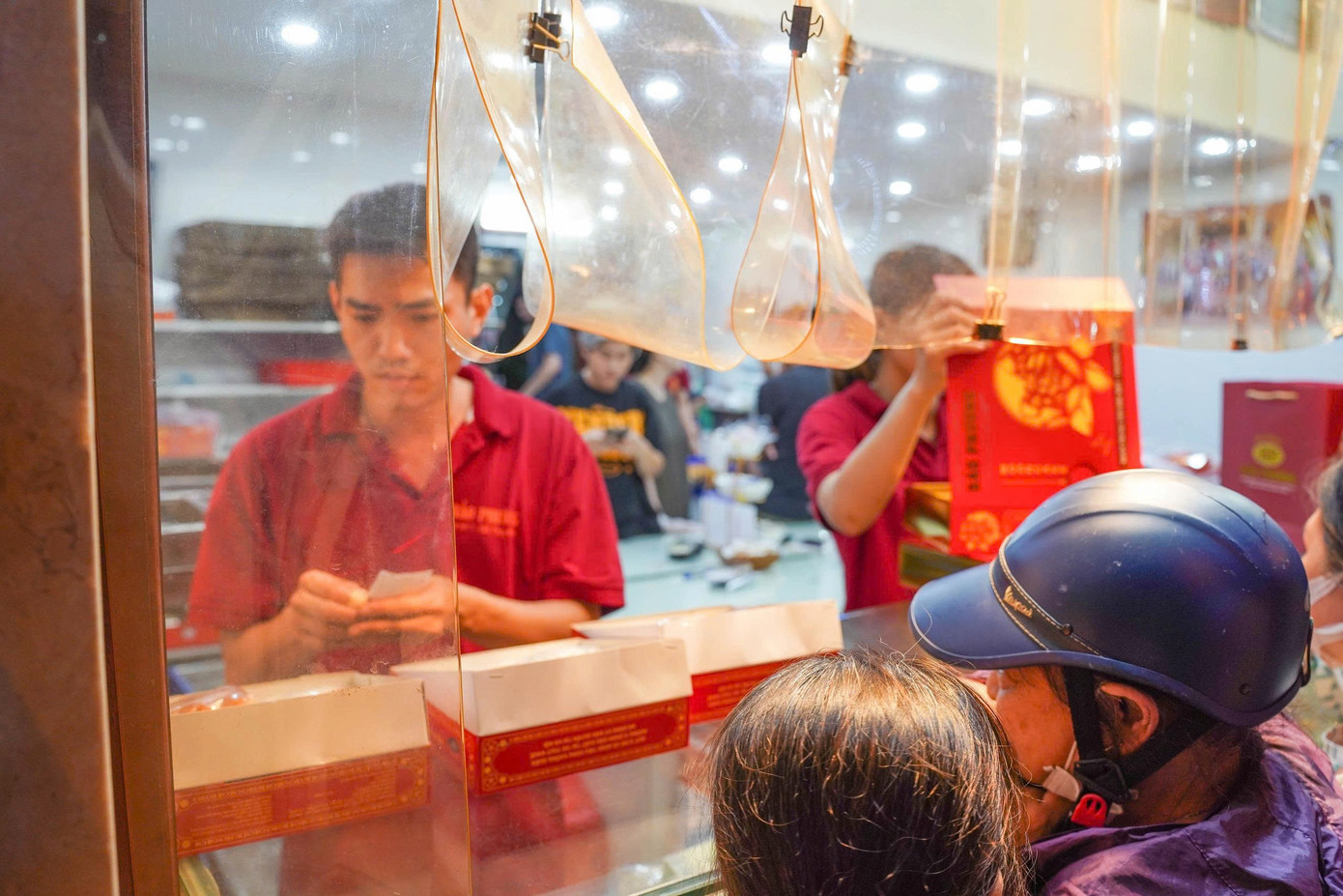 Hà Nội: Đông nghịt người xếp hàng mua bánh trung thu - Ảnh 6.