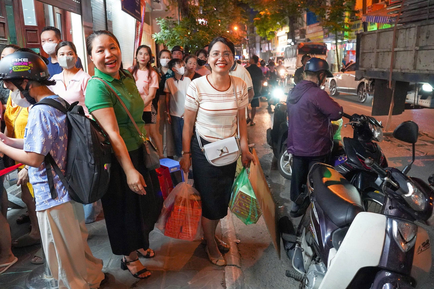 Hà Nội: Đông nghịt người xếp hàng mua bánh trung thu - Ảnh 10.