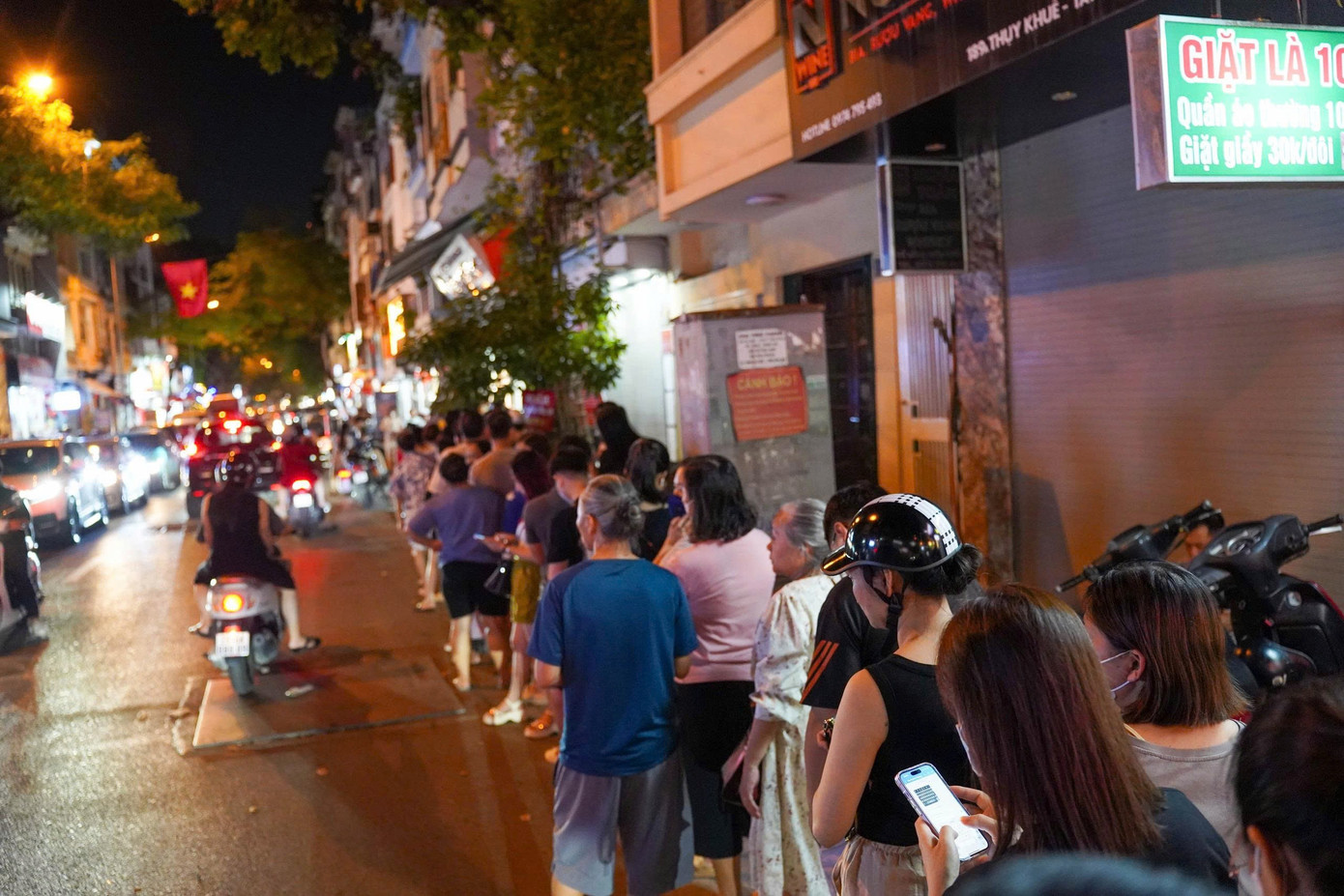 Hà Nội: Đông nghịt người xếp hàng mua bánh trung thu - Ảnh 12.