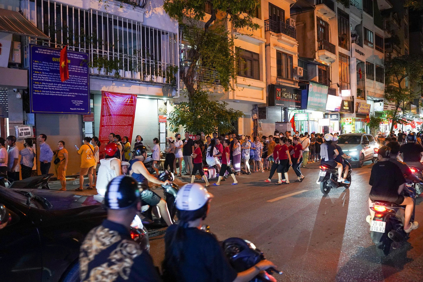 Hà Nội: Đông nghịt người xếp hàng mua bánh trung thu - Ảnh 13.