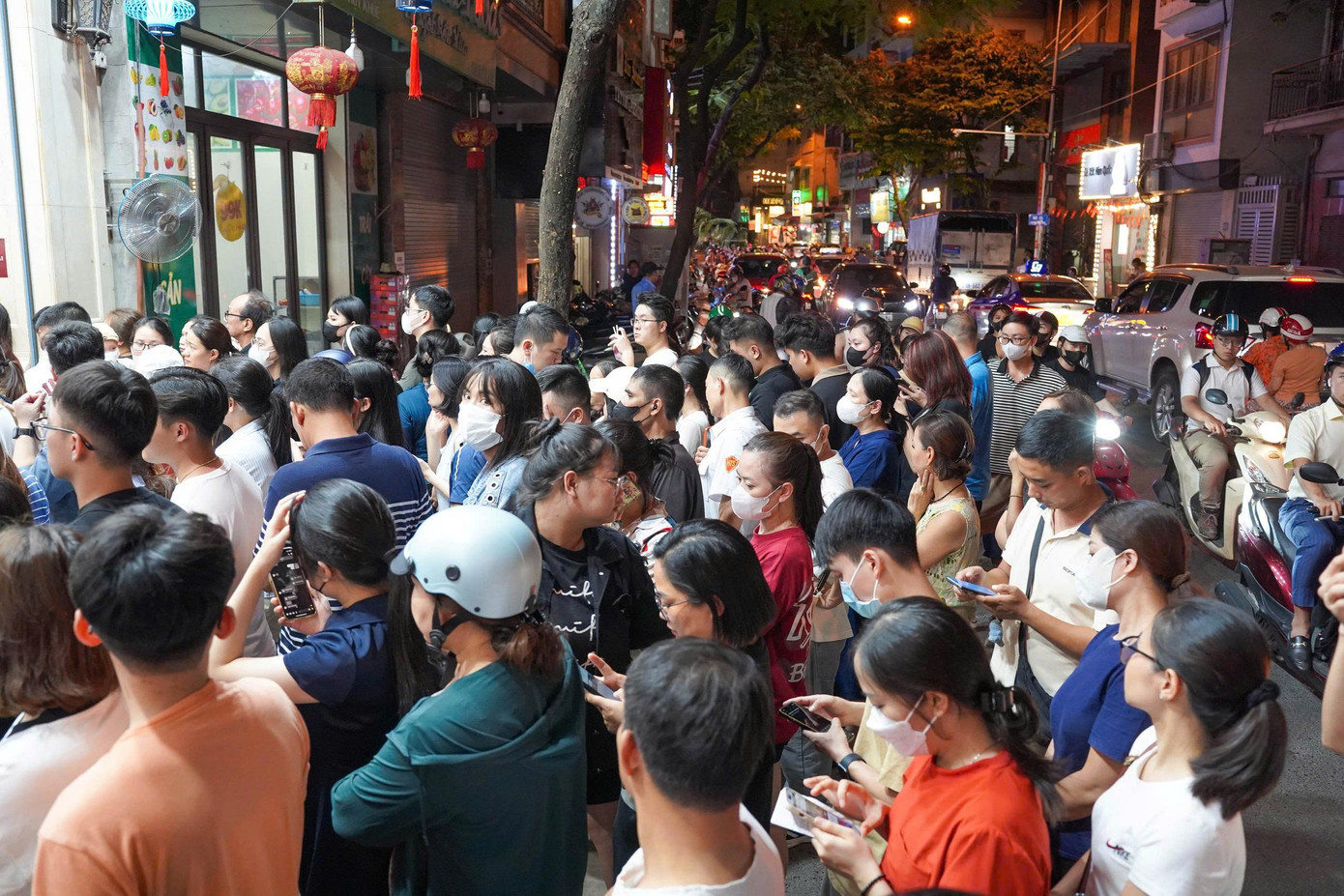 Hà Nội: Đông nghịt người xếp hàng mua bánh trung thu - Ảnh 4.