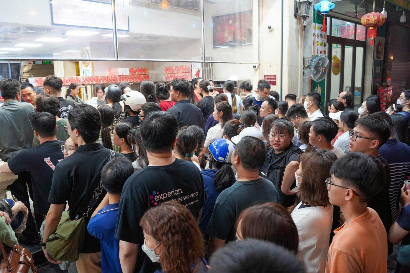 Hà Nội: Đông nghịt người xếp hàng mua bánh trung thu - Ảnh 14.