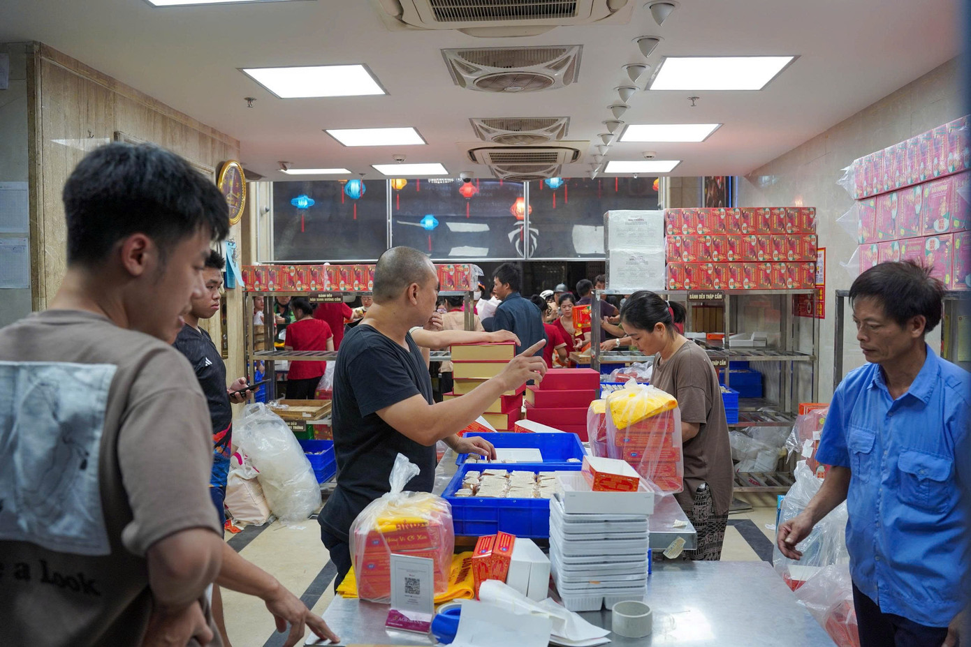 Hà Nội: Đông nghịt người xếp hàng mua bánh trung thu - Ảnh 11.