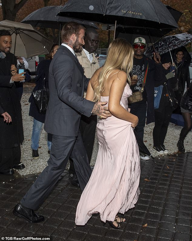 Chưa thấy đôi nào bên nhau 25 năm vẫn tình như David với Victoria Beckham, nhìn ánh mắt Harper bên cạnh là đủ hiểu- Ảnh 6. Chưa thấy đôi nào bên nhau 25 năm vẫn tình như David với Victoria Beckham, nhìn ánh mắt Harper bên cạnh là đủ hiểu- Ảnh 6.