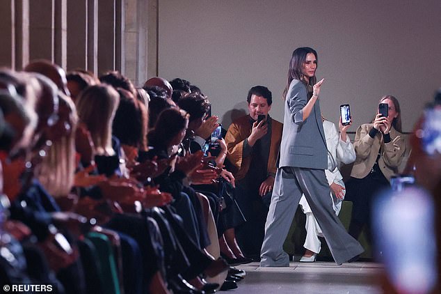 Chưa thấy đôi nào bên nhau 25 năm vẫn tình như David với Victoria Beckham, nhìn ánh mắt Harper bên cạnh là đủ hiểu- Ảnh 3. Chưa thấy đôi nào bên nhau 25 năm vẫn tình như David với Victoria Beckham, nhìn ánh mắt Harper bên cạnh là đủ hiểu- Ảnh 3.