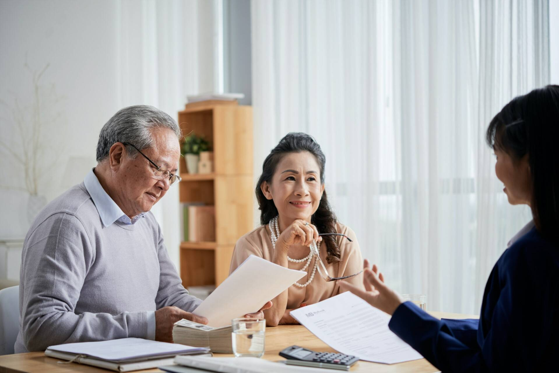 Cứ nghĩ bố mẹ chồng nghèo, ngày họ gọi về chia tài sản mà tôi sốc ngửa- Ảnh 1.