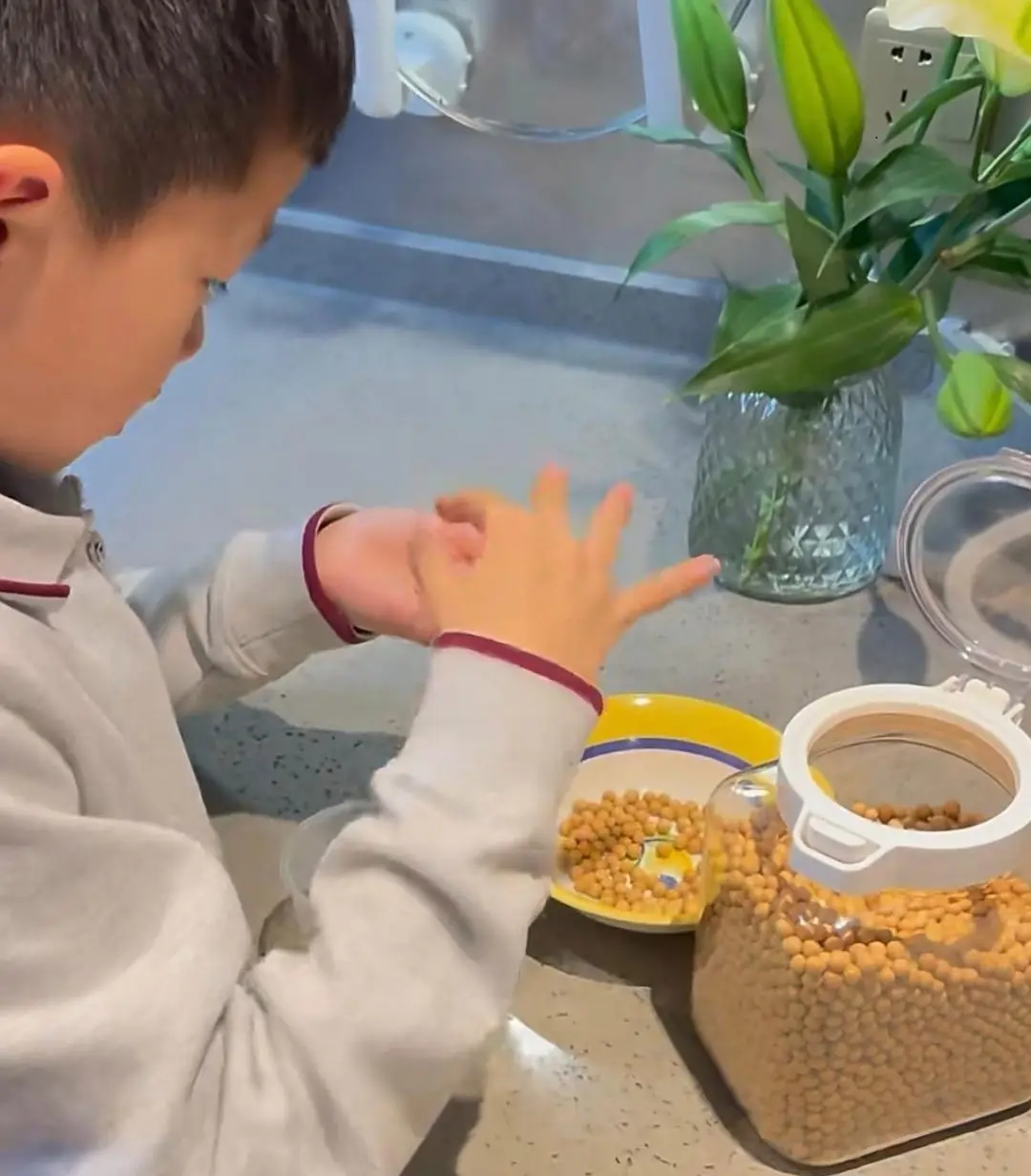 Cô giáo giao bài tập đếm 10.000 hạt đậu, cả nhà thức xuyên đêm giúp con, ai dè sáng hôm sau con bị phê bình trước lớp - Ảnh 2.