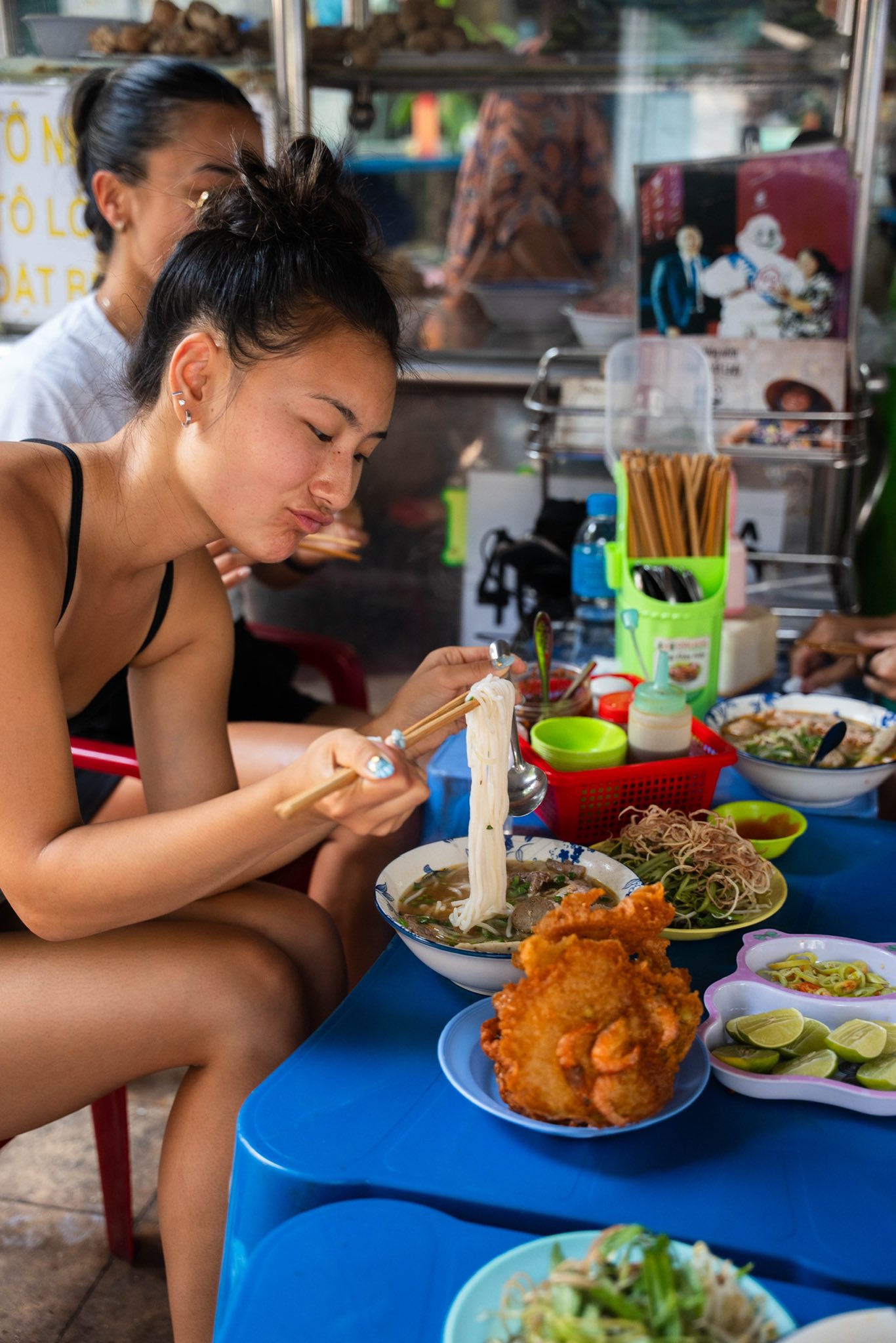 Alix Trương là ai mà hot đùng đùng, xả loạt ảnh ở Việt Nam toàn thấy đánh pickleball và ăn bánh mì? - Ảnh 9. Alix Trương là ai mà hot đùng đùng, xả loạt ảnh ở Việt Nam toàn thấy đánh pickleball và ăn bánh mì? - Ảnh 9.
