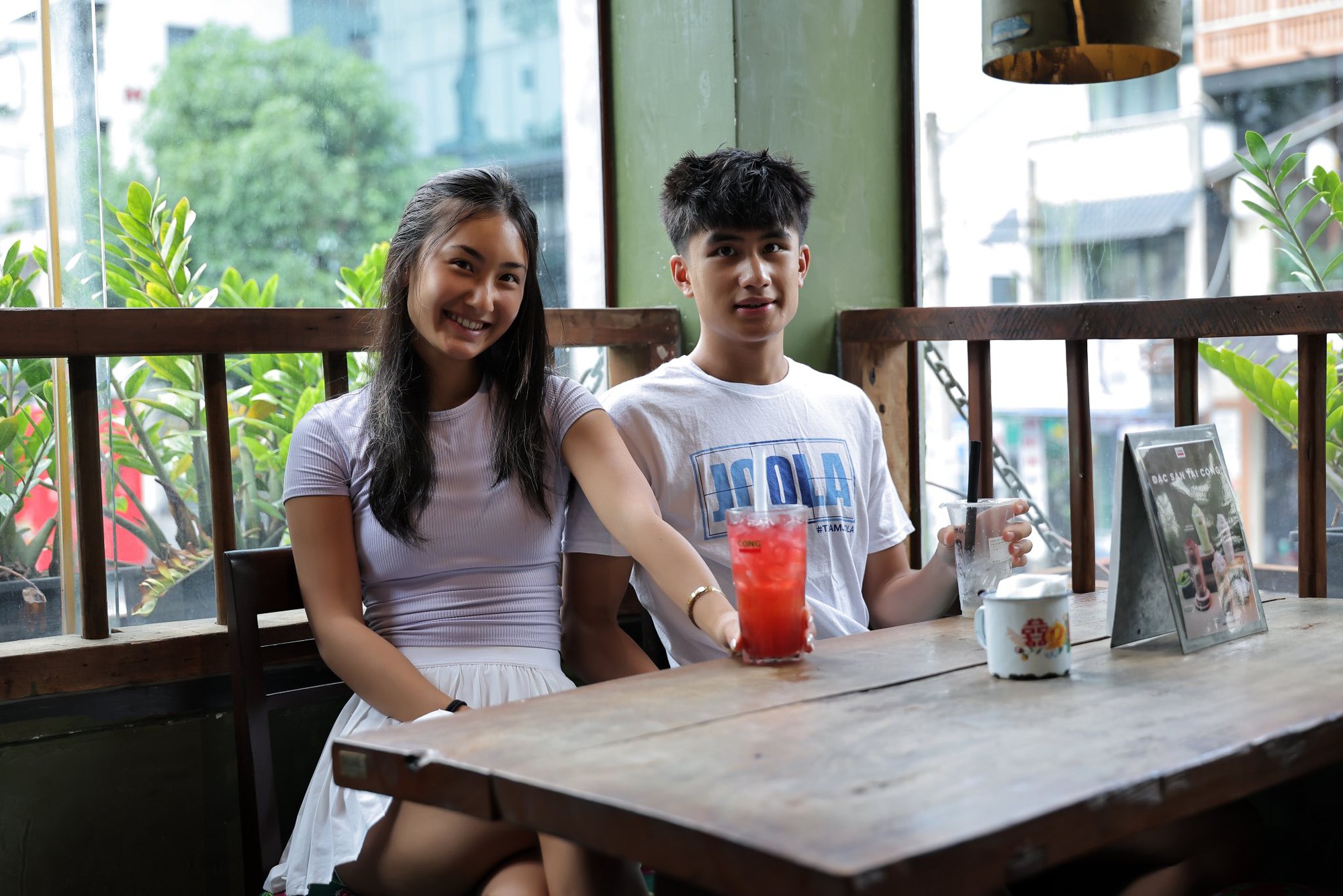 Alix Trương là ai mà hot đùng đùng, xả loạt ảnh ở Việt Nam toàn thấy đánh pickleball và ăn bánh mì? - Ảnh 10. Alix Trương là ai mà hot đùng đùng, xả loạt ảnh ở Việt Nam toàn thấy đánh pickleball và ăn bánh mì? - Ảnh 10.