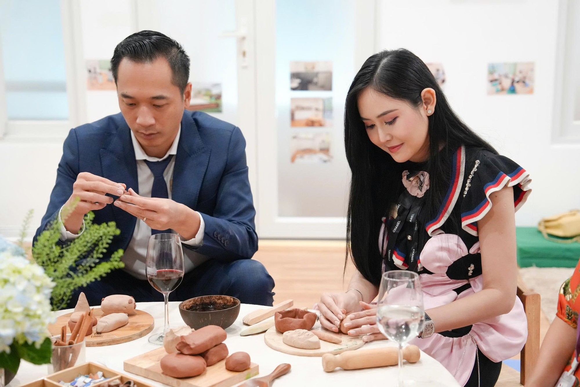 Á hậu đầu tư “khủng” cho con gái 2 tuổi: Học trường quốc tế 300 triệu/năm, đi học bằng xế hộp riêng - Ảnh 2.