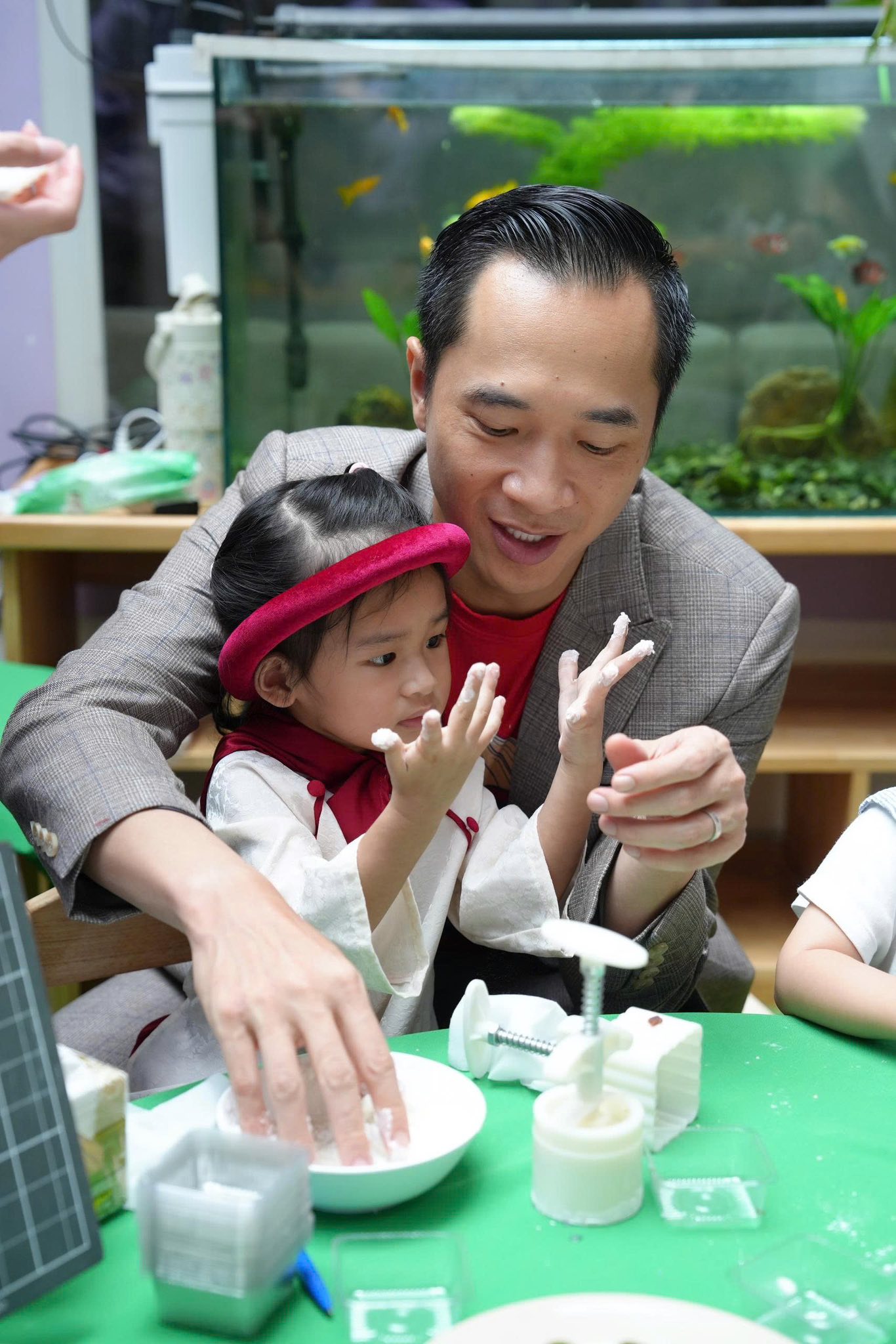 Á hậu đầu tư “khủng” cho con gái 2 tuổi: Học trường quốc tế 300 triệu/năm, đi học bằng xế hộp riêng - Ảnh 1.