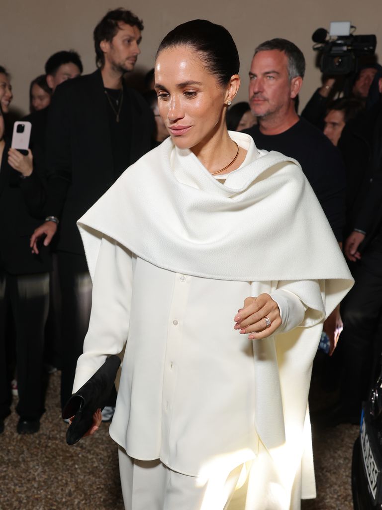 a15558423bf2-meghan-markle-balenciaga-paris-1759668717890455077449-1759672342197-1759672342380426455443.jpg