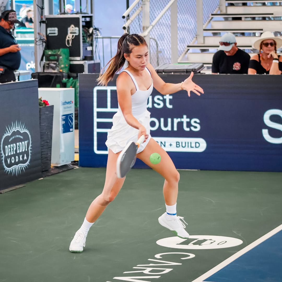 Alix Trương là ai mà hot đùng đùng, xả loạt ảnh ở Việt Nam toàn thấy đánh pickleball và ăn bánh mì? - Ảnh 6. Alix Trương là ai mà hot đùng đùng, xả loạt ảnh ở Việt Nam toàn thấy đánh pickleball và ăn bánh mì? - Ảnh 6.
