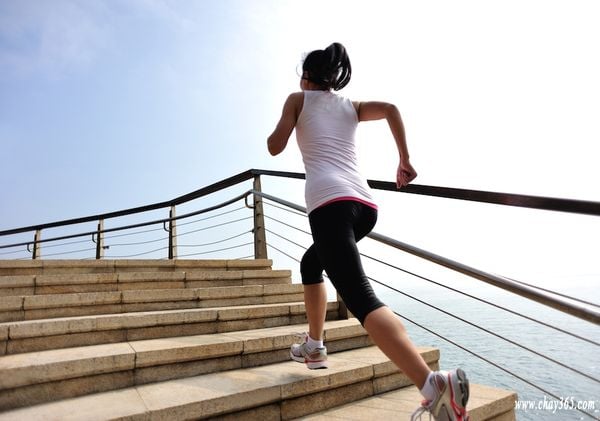 Tôi quyết tâm leo cầu thang bộ thay vì đi thang máy, thật không ngờ cơ thể có 4 thay đổi, xương chắc khỏe đáng mơ ước - Ảnh 2. Tôi quyết tâm leo cầu thang bộ thay vì đi thang máy, thật không ngờ cơ thể có 4 thay đổi, xương chắc khỏe đáng mơ ước - Ảnh 2.