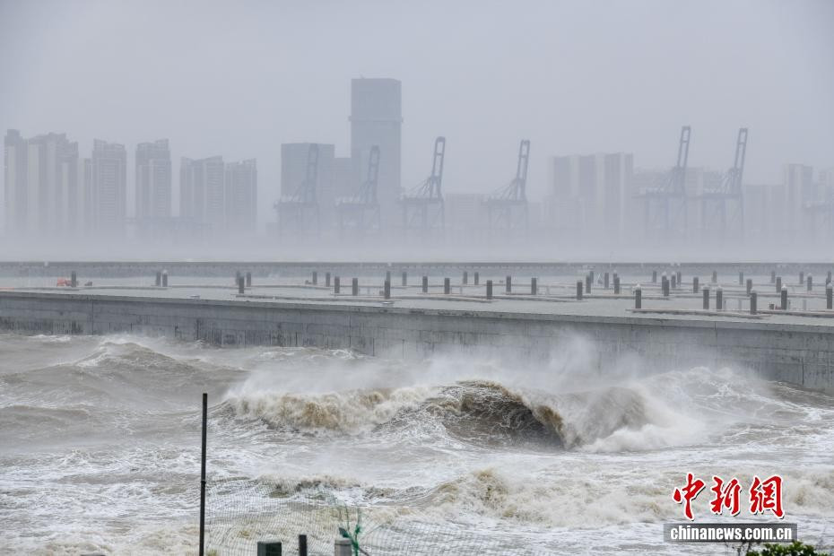 Bão Matmo đã càn quét Trung Quốc, gió giật 151km/h, đánh bay mọi thứ: Những hình ảnh cho thấy sự kinh hoàng - Ảnh 1.