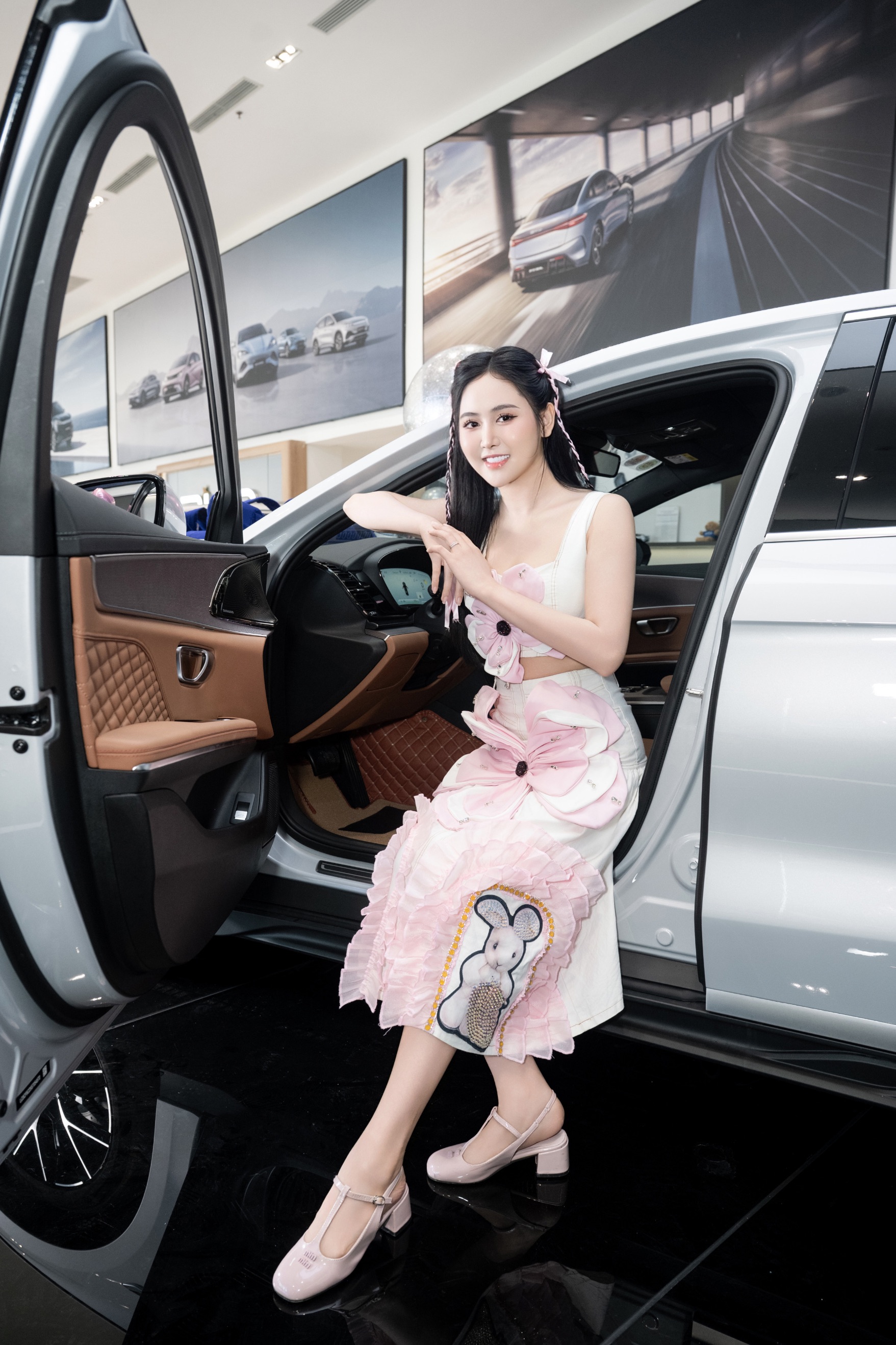 Á hậu đầu tư “khủng” cho con gái 2 tuổi: Học trường quốc tế 300 triệu/năm, đi học bằng xế hộp riêng - Ảnh 3.