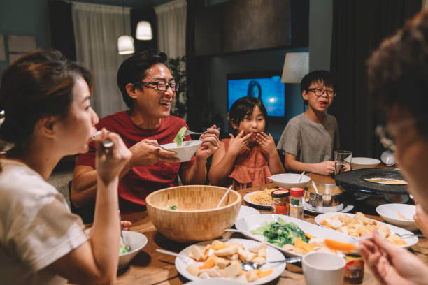 Họp gia đình được hỏi lương, tôi định trả lời 10 triệu đồng thì mẹ nói thay: “70 triệu/tháng”, lúc sau nhận được 1 tờ giấy cả đời không thể quên - Ảnh 1.