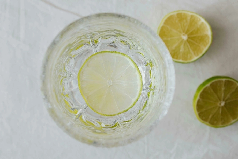 Một ly nước chanh tươi mát giàu vitamin C giúp tăng cường sức đề kháng