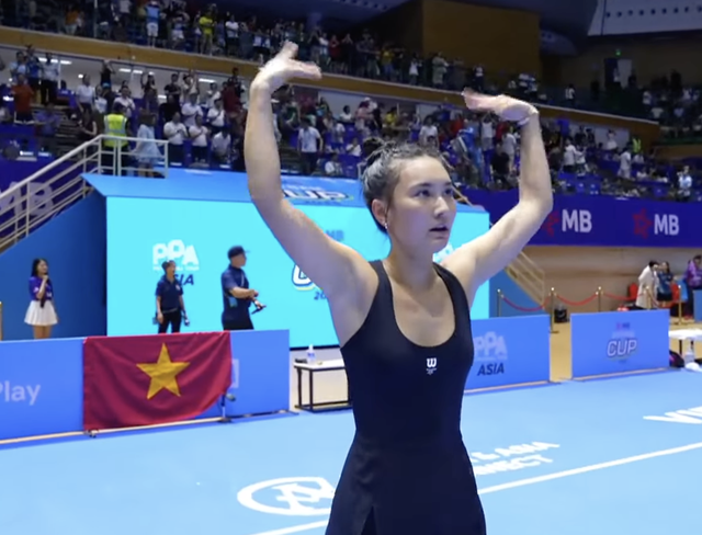 Alix Trương là ai mà hot đùng đùng, xả loạt ảnh ở Việt Nam toàn thấy đánh pickleball và ăn bánh mì? - Ảnh 1. Alix Trương là ai mà hot đùng đùng, xả loạt ảnh ở Việt Nam toàn thấy đánh pickleball và ăn bánh mì? - Ảnh 1.
