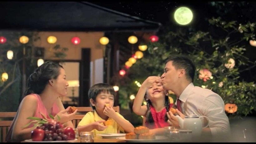 Tham gia tiệc Trung thu của công ty, tôi ngỡ ngàng khi phát hiện bí mật của nam đồng nghiệp thầm mến từ lâu - Ảnh 1.