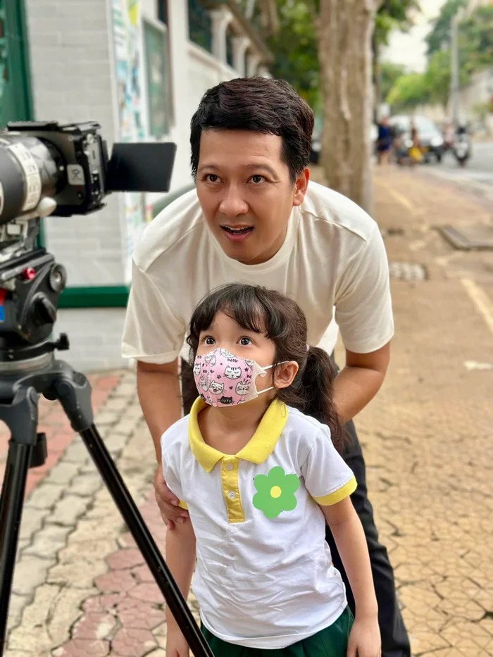 Con gái Trường Giang 6 tuổi được học đủ thứ chuẩn &quot;cầm kỳ thi họa&quot;- Ảnh 3.