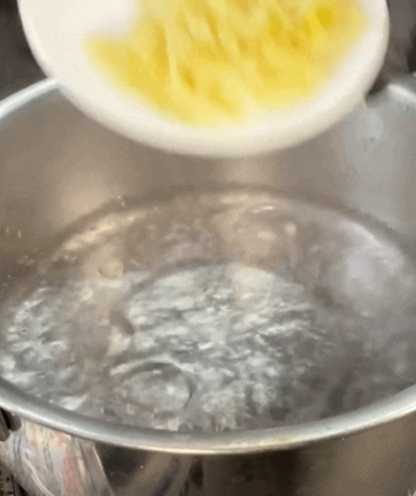 banh-2-1759721318542582963521.gif