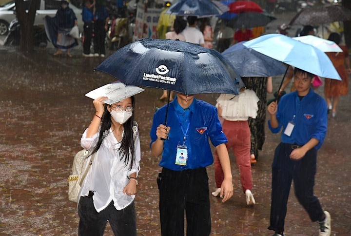 Trường học Hà Nội được chủ động hình thức dạy để ứng phó hoàn lưu bão số 11 - Ảnh 1. Trường học Hà Nội được chủ động hình thức dạy để ứng phó hoàn lưu bão số 11 - Ảnh 1.