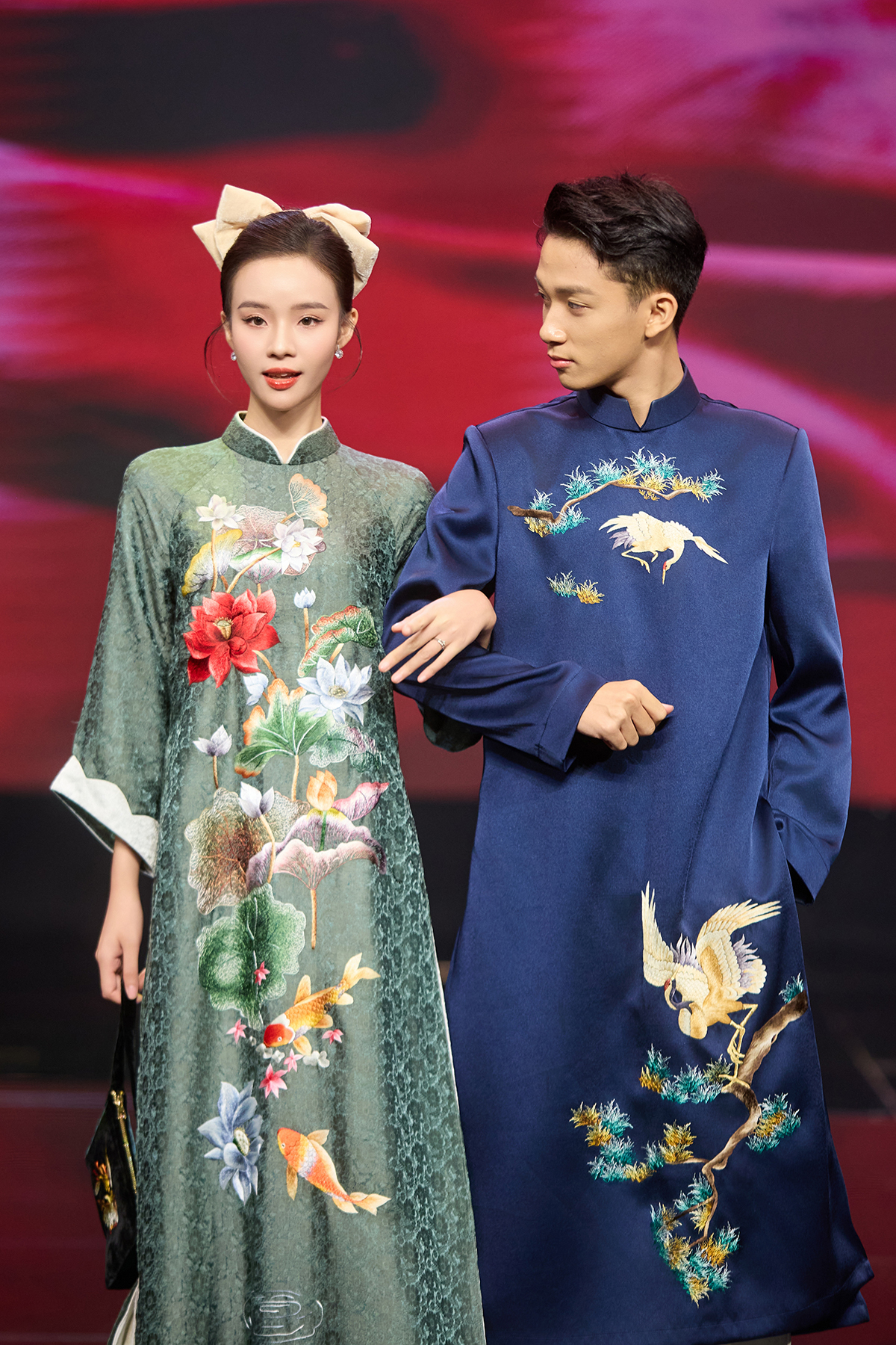 Mỹ nam "Cách em 1 milimet" bất ngờ làm "chàng thơ" trình diễn áo dài trong show của NTK Ngọc Lan - Ảnh 4. Mỹ nam "Cách em 1 milimet" bất ngờ làm "chàng thơ" trình diễn áo dài trong show của NTK Ngọc Lan - Ảnh 4.