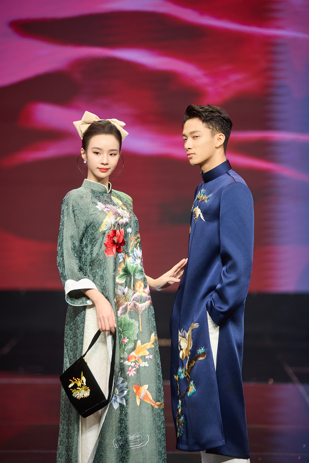 Mỹ nam "Cách em 1 milimet" bất ngờ làm "chàng thơ" trình diễn áo dài trong show của NTK Ngọc Lan - Ảnh 3. Mỹ nam "Cách em 1 milimet" bất ngờ làm "chàng thơ" trình diễn áo dài trong show của NTK Ngọc Lan - Ảnh 3.