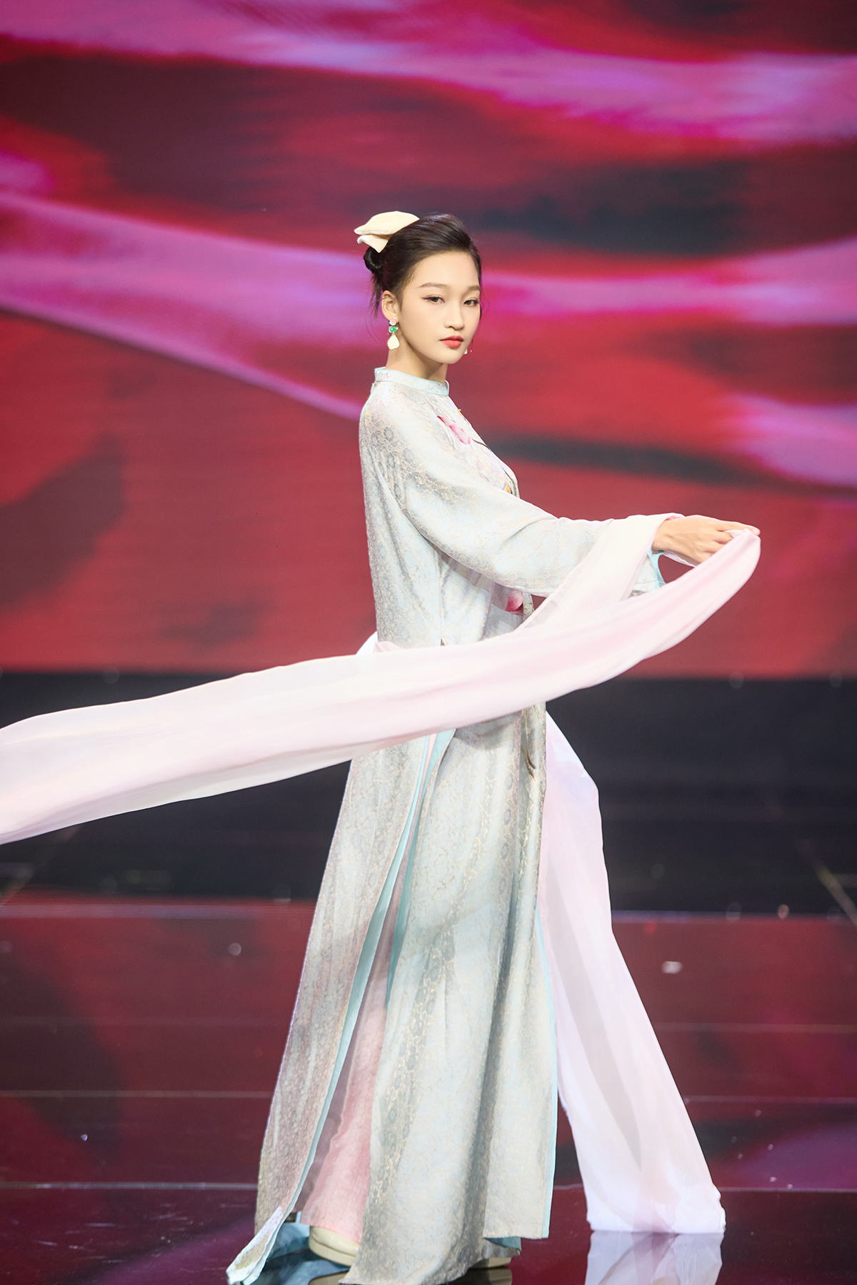 Mỹ nam "Cách em 1 milimet" bất ngờ làm "chàng thơ" trình diễn áo dài trong show của NTK Ngọc Lan - Ảnh 9. Mỹ nam "Cách em 1 milimet" bất ngờ làm "chàng thơ" trình diễn áo dài trong show của NTK Ngọc Lan - Ảnh 9.