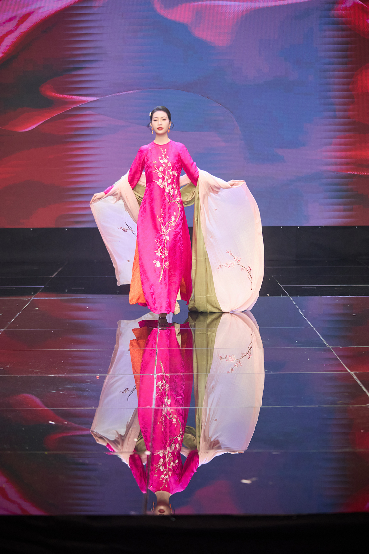 Mỹ nam "Cách em 1 milimet" bất ngờ làm "chàng thơ" trình diễn áo dài trong show của NTK Ngọc Lan - Ảnh 7. Mỹ nam "Cách em 1 milimet" bất ngờ làm "chàng thơ" trình diễn áo dài trong show của NTK Ngọc Lan - Ảnh 7.