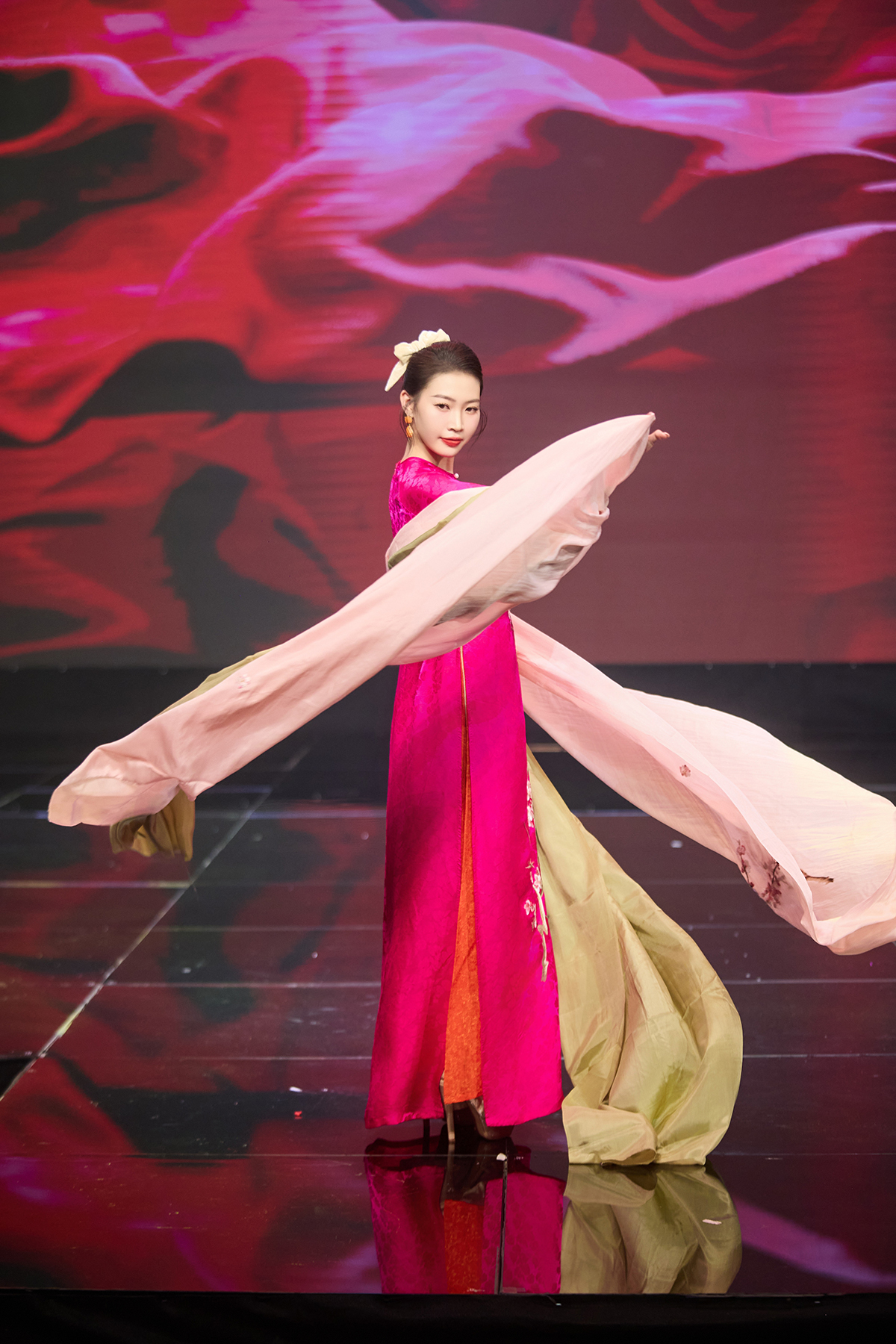 Mỹ nam "Cách em 1 milimet" bất ngờ làm "chàng thơ" trình diễn áo dài trong show của NTK Ngọc Lan - Ảnh 10. Mỹ nam "Cách em 1 milimet" bất ngờ làm "chàng thơ" trình diễn áo dài trong show của NTK Ngọc Lan - Ảnh 10.