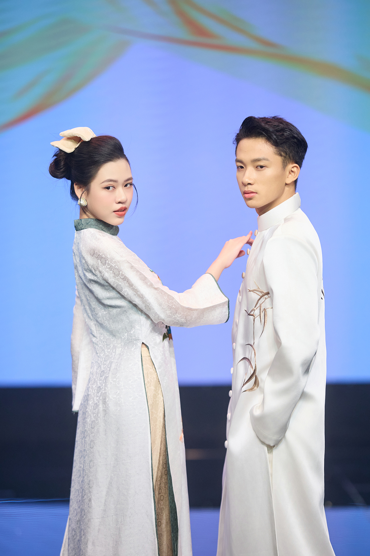 Mỹ nam "Cách em 1 milimet" bất ngờ làm "chàng thơ" trình diễn áo dài trong show của NTK Ngọc Lan - Ảnh 5. Mỹ nam "Cách em 1 milimet" bất ngờ làm "chàng thơ" trình diễn áo dài trong show của NTK Ngọc Lan - Ảnh 5.