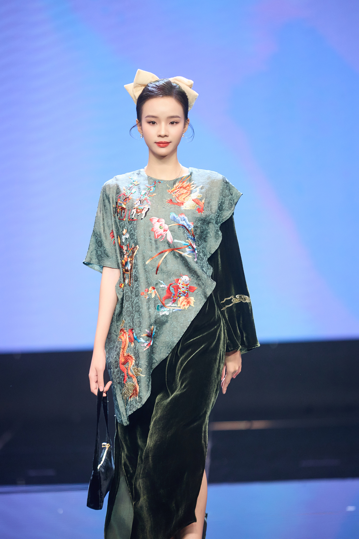 Mỹ nam "Cách em 1 milimet" bất ngờ làm "chàng thơ" trình diễn áo dài trong show của NTK Ngọc Lan - Ảnh 8. Mỹ nam "Cách em 1 milimet" bất ngờ làm "chàng thơ" trình diễn áo dài trong show của NTK Ngọc Lan - Ảnh 8.