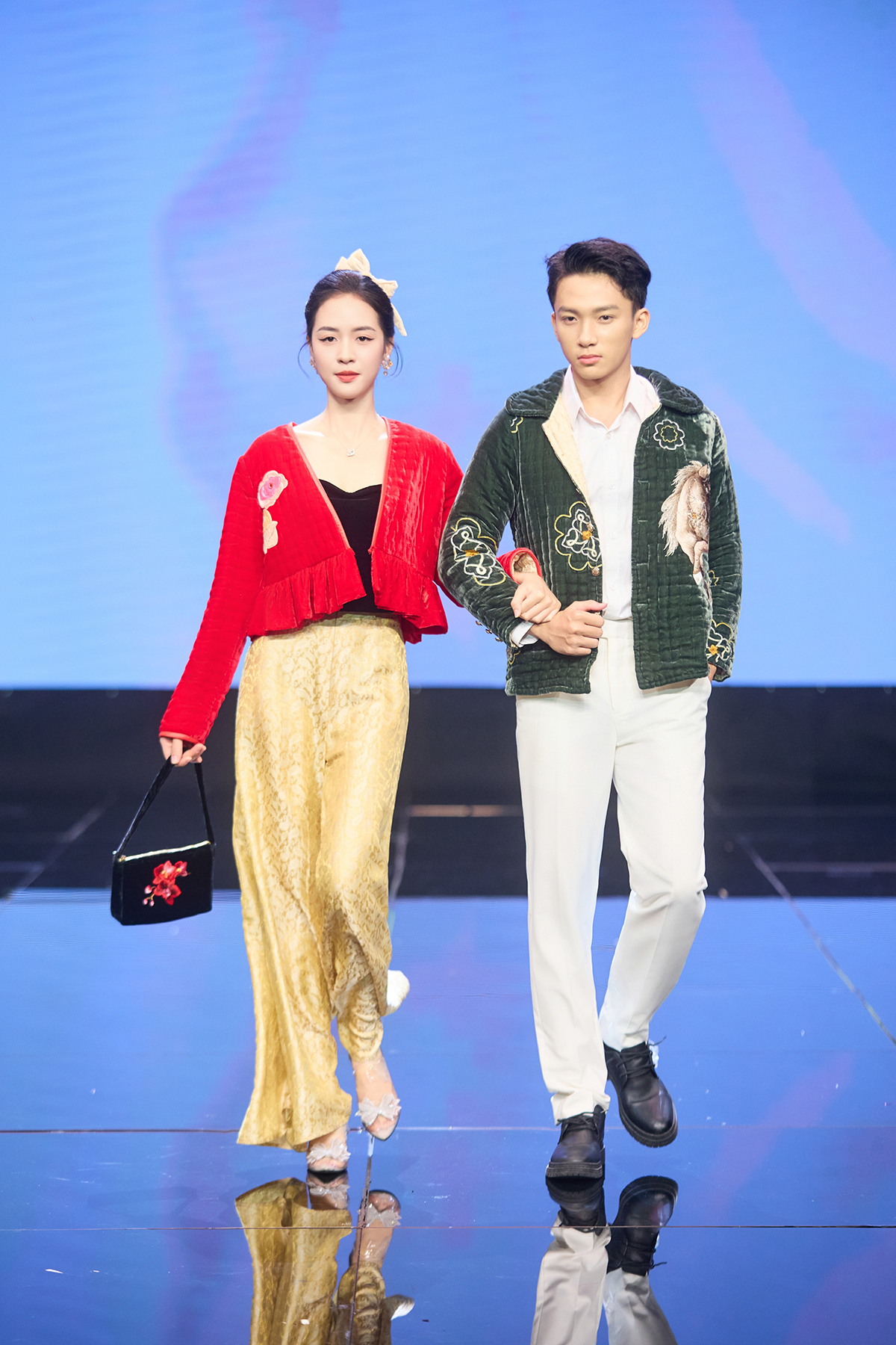Mỹ nam "Cách em 1 milimet" bất ngờ làm "chàng thơ" trình diễn áo dài trong show của NTK Ngọc Lan - Ảnh 1. Mỹ nam "Cách em 1 milimet" bất ngờ làm "chàng thơ" trình diễn áo dài trong show của NTK Ngọc Lan - Ảnh 1.