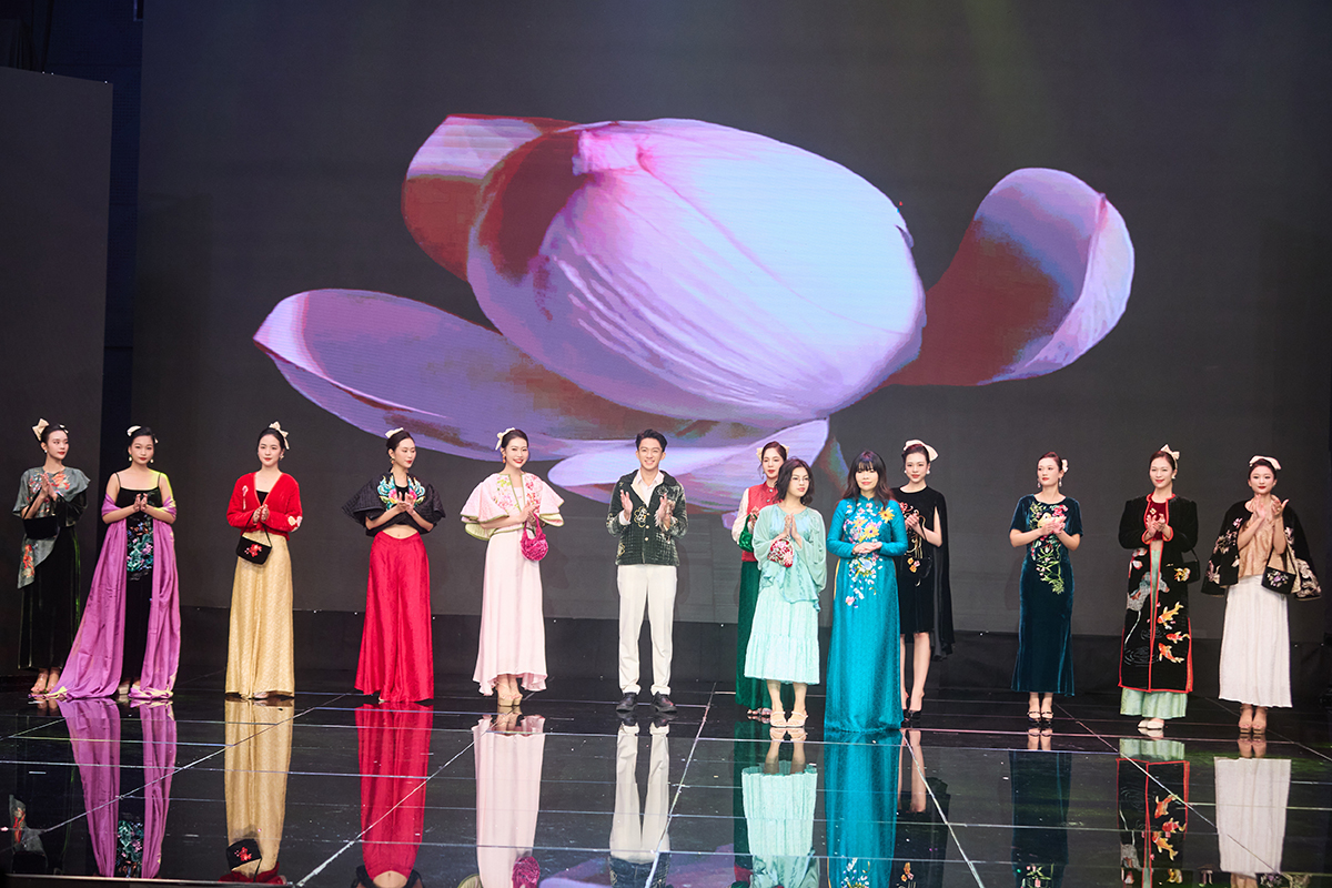 Mỹ nam "Cách em 1 milimet" bất ngờ làm "chàng thơ" trình diễn áo dài trong show của NTK Ngọc Lan - Ảnh 6. Mỹ nam "Cách em 1 milimet" bất ngờ làm "chàng thơ" trình diễn áo dài trong show của NTK Ngọc Lan - Ảnh 6.