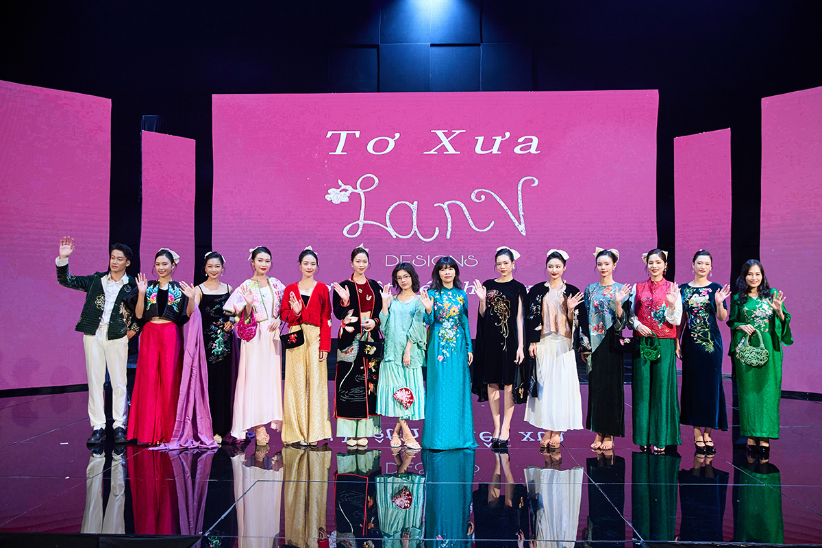 Mỹ nam "Cách em 1 milimet" bất ngờ làm "chàng thơ" trình diễn áo dài trong show của NTK Ngọc Lan - Ảnh 2. Mỹ nam "Cách em 1 milimet" bất ngờ làm "chàng thơ" trình diễn áo dài trong show của NTK Ngọc Lan - Ảnh 2.