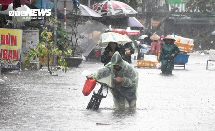 Dự báo thời tiết 7/10: Mưa lớn bao trùm miền Bắc và Thanh Hoá, nguy cơ ngập úng - Ảnh 1.