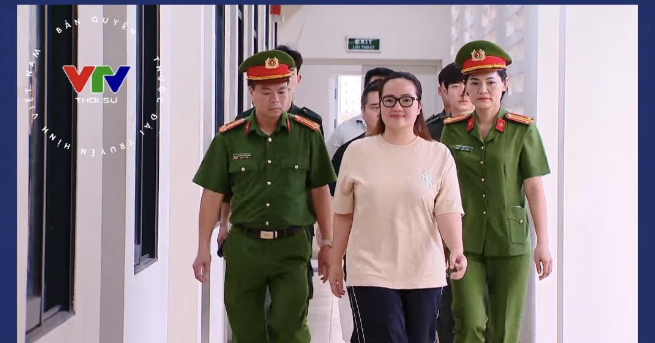 Dân mạng phẫn nộ trước nụ cười thách thức của Hoàng Hường: &quot;Cú lừa&quot; cuối cùng với &quot;người hâm mộ mù quáng&quot;? - Ảnh 1.