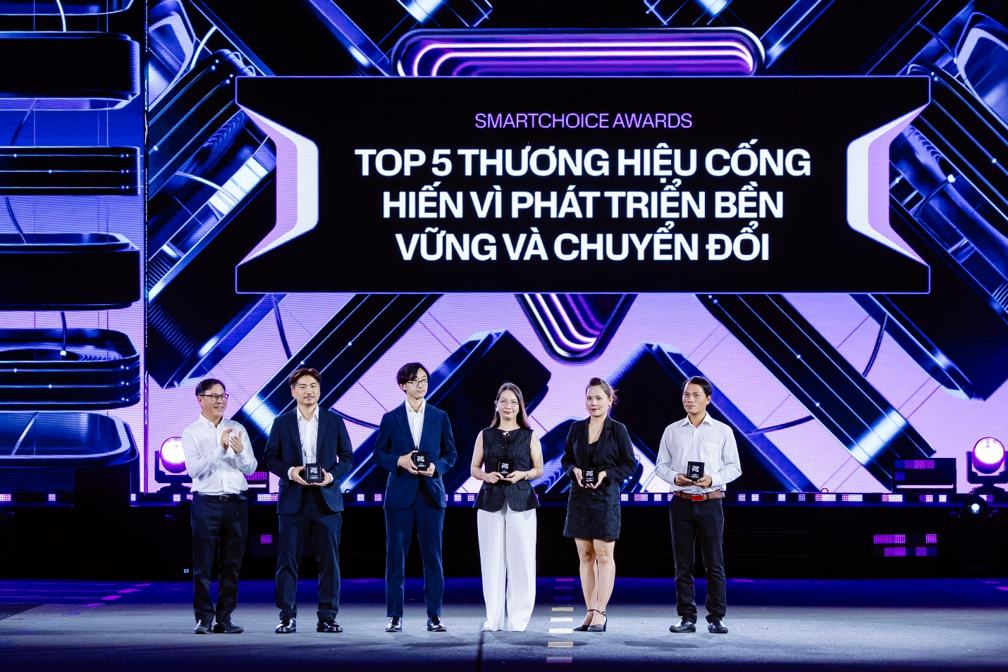 J&T Express khẳng định cam kết phát triển bền vững tại Better Choice Awards 2025- Ảnh 1.