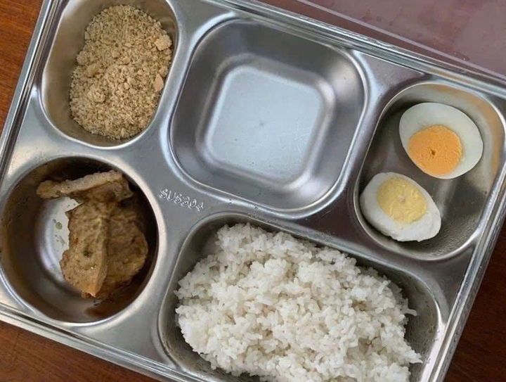 Suất cơm bán trú 25.000 đồng cho học sinh tiểu học 'dậy sóng' mạng xã hội - Ảnh 2.