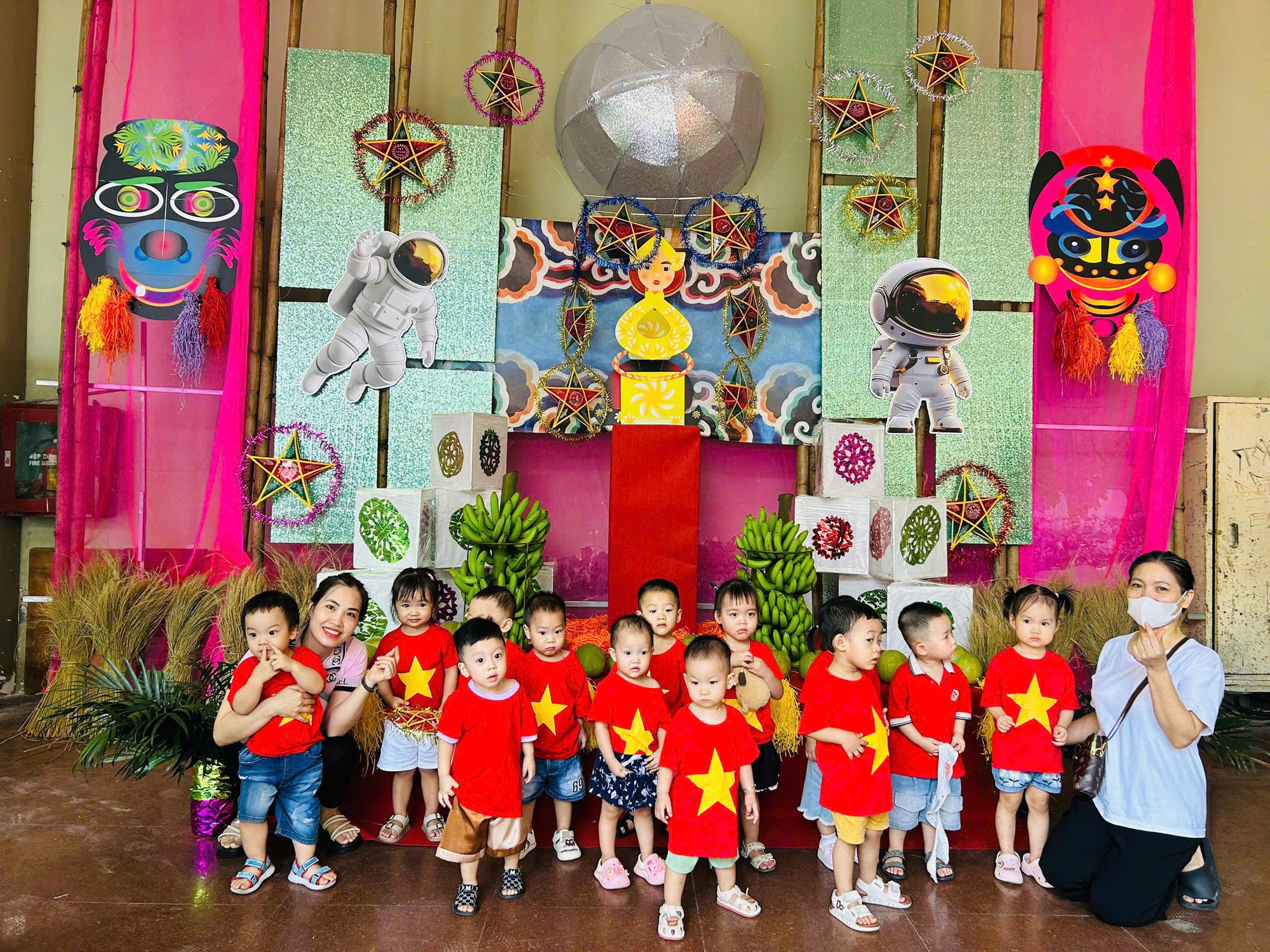 Mẹ bỉm chia sẻ Tết Trung thu ở trường mầm non của con: Năm nay bố mẹ bận bịu, may sao có các cô luôn đồng hành cùng con- Ảnh 3.
