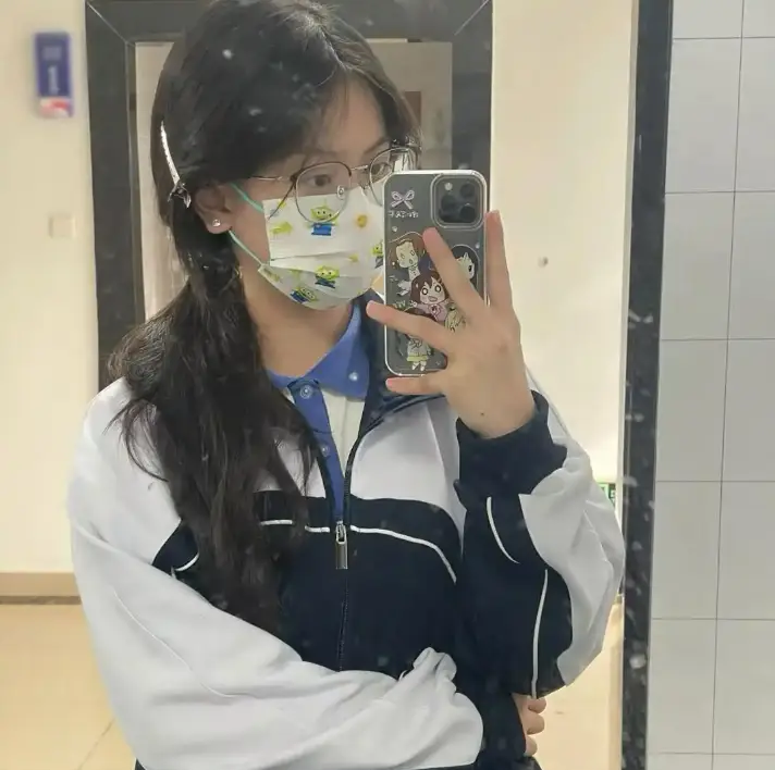 Dọn phòng của con gái 14 tuổi, người mẹ choáng váng khi thấy một &quot;món đồ&quot; không ngờ tới - Ảnh 2.