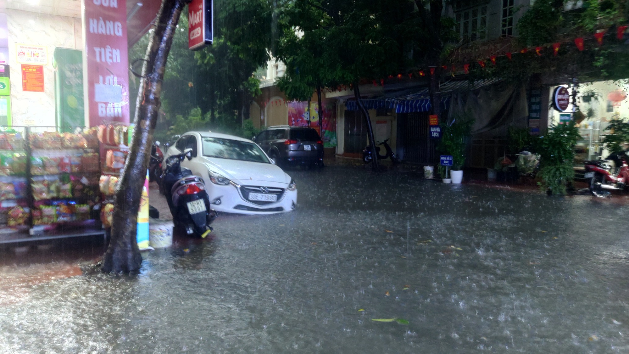 Hà Nội sáng 7/10: Mưa dữ dội gây ngập hơn 70 điểm, xe chết máy la liệt trên các phố- Ảnh 38.